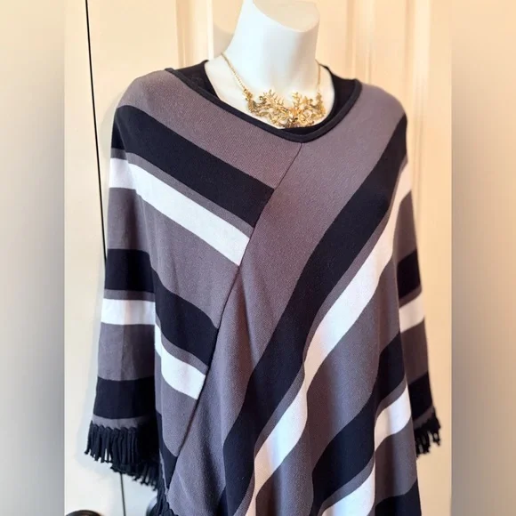 Kim Rogers  Knit poncho, one size fits all - Picture 2 of 7